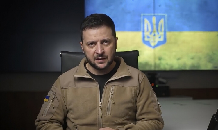 زيلينسكي : أوكرانيا بدأت تتسلم الأسلحة التي طلبتها