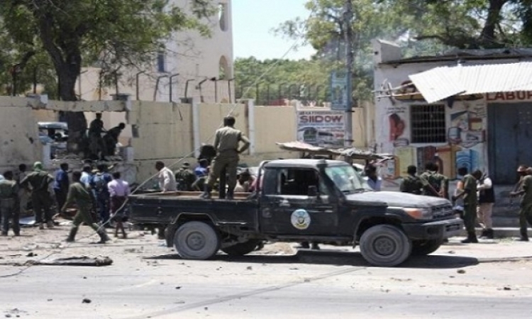 الأمن الصومالي يوشك على فك حصار فندق احتلته حركة الشباب في العاصمة مقديشيو .. وتأكد سقوط 4 قتلى حتى الآن