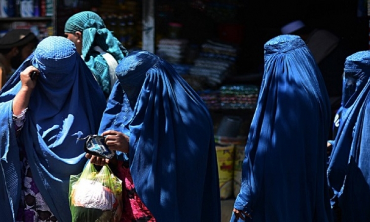 بعد حظر عمل النساء .. المنظمات الإنسانية تعلق نشاطها وتنسحب من أفغانستان