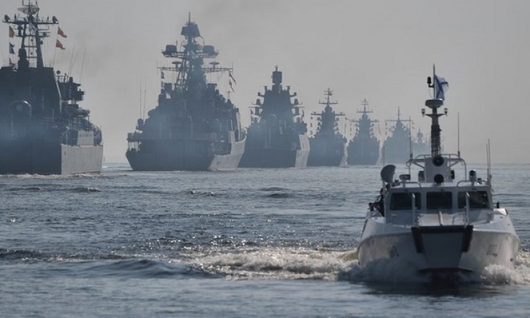 بايدن يمدد الحظر على دخول السفن الروسية إلى الموانئ الأمريكية