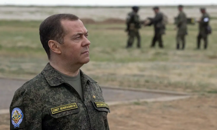 ردًا على بيان حلف الناتو .. ميدفيديف يحذر : الحرب العالمية الثالثة تقترب