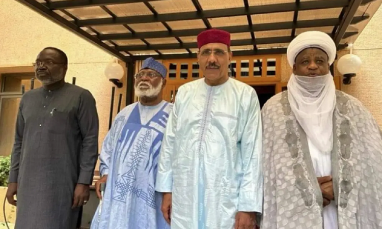 وفد إيكواس يلتقي رئيس النيجر المعزول في مكان احتجازه