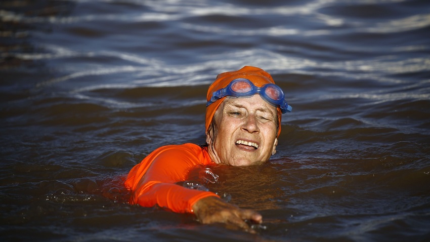 سفيرة هولندا بالسودان تعبر النيل سباحة