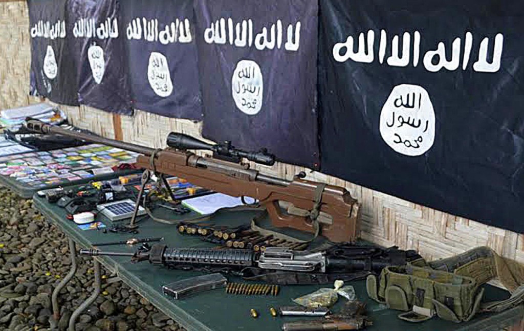 أسلحة وأعلام لداعش عثر عليها جنوب الفلبين